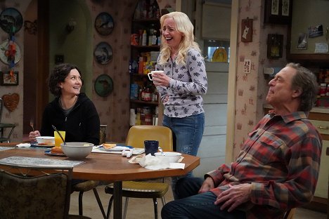 Sara Gilbert, Alicia Goranson, John Goodman - The Conners - A Cold Mom, a Brother Daddy and a Prison Baby - Photos