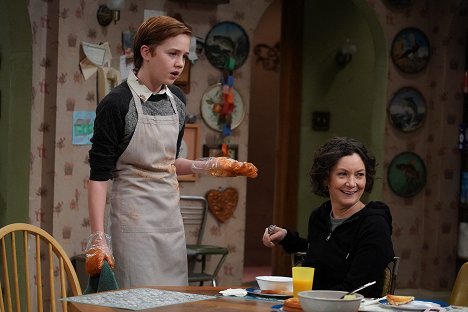 Ames McNamara, Sara Gilbert - The Conners - A Cold Mom, a Brother Daddy and a Prison Baby - Z filmu