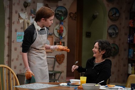 Ames McNamara, Sara Gilbert - The Conners - A Cold Mom, a Brother Daddy and a Prison Baby - Photos