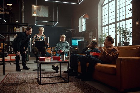 Pelle Heikkilä, Anna Böhm, Pirjo Lonka, Deogracias Masomi, Matti Onnismaa - Karkurit - Guru - Film