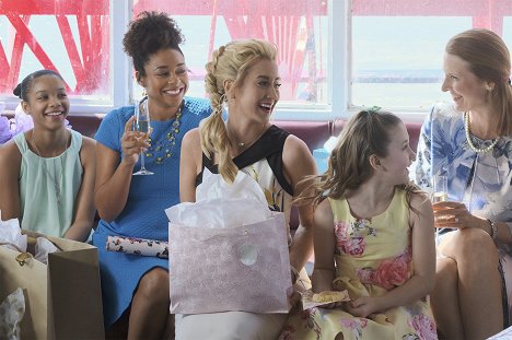 Tamara Austin, Kellie Pickler, Claire Elizabeth Green - Wedding at Graceland - Van film