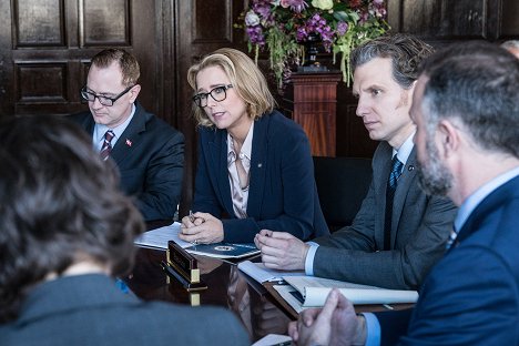 Téa Leoni, Sebastian Arcelus - Madam Secretary - Dünnes Eis - Filmfotos