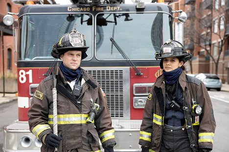 Jesse Spencer, Miranda Ray Mayo - Chicago Fire - Die Fehde - Filmfotos