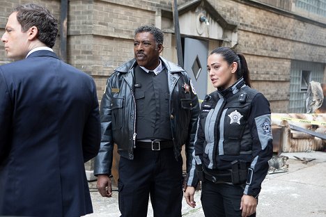 Ernie Hudson, Natalie Martinez - APB - Fueling Fires - Van film