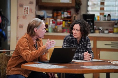 Laurie Metcalf, Sara Gilbert - The Conners - Young Love, Old Lions and Middle-Aged Hyenas - Photos
