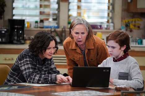 Sara Gilbert, Laurie Metcalf, Ames McNamara - The Conners - Young Love, Old Lions and Middle-Aged Hyenas - Photos