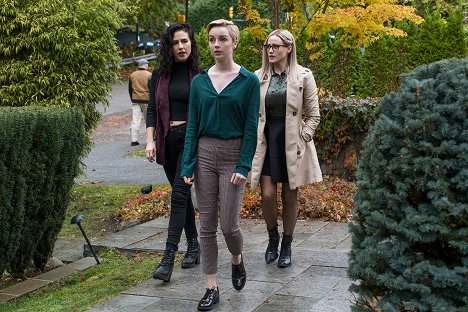 Jade Tailor, Kacey Rohl, Olivia Dudley - The Magicians - Be the Hyman - Van film