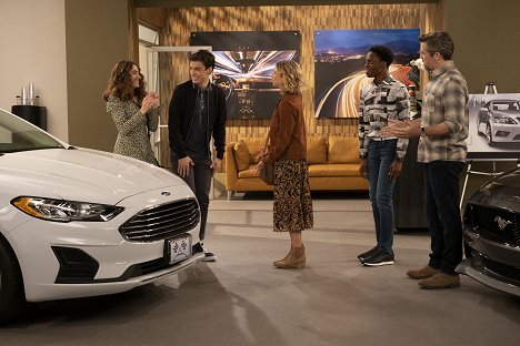 Rachel Sennott, Joey Bragg, Kyra Sedgwick, Austin Crute, Patrick Brammall - Call Your Mother - New Car, New Job, New Jean - Van film