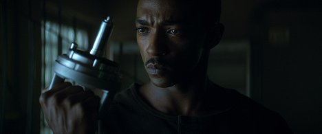 Anthony Mackie - Outside the Wire - Van film