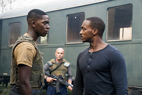 Damson Idris, Anthony Mackie - Outside the Wire - Van film