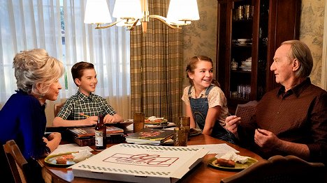 Annie Potts, Iain Armitage, Raegan Revord, Craig T. Nelson - Young Sheldon - A Musty Crypt and a Stick to Pee On - Photos