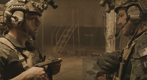 Max Thieriot, David Boreanaz - SEAL Team - Horror Has a Face - Film