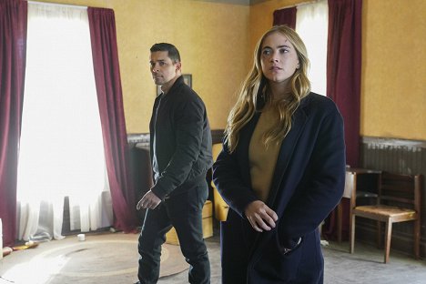 Wilmer Valderrama, Emily Wickersham - NCIS: Naval Criminal Investigative Service - 1mm - Photos