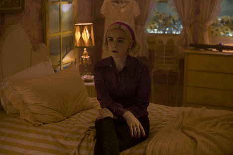 Kiernan Shipka - Sabrinina děsivá dobrodružství - Kapitola třicátá: Nezvaný host - Z filmu