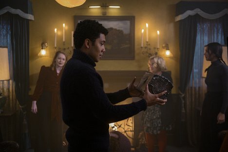 Miranda Otto, Chance Perdomo, Lucy Davis, Adeline Rudolph - Chilling Adventures of Sabrina - Chapter Thirty-Six: At the Mountains of Madness - Photos