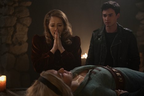 Miranda Otto, Kiernan Shipka, Gavin Leatherwood - O Mundo Sombrio de Sabrina - Capítulo trinta e seis: As Montanhas da Loucura - De filmes