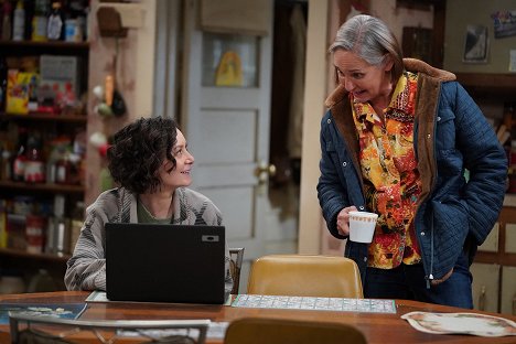 Sara Gilbert, Laurie Metcalf - The Conners - Panic Attacks, Hardware Store and Big Mouth Billy Bass - Do filme