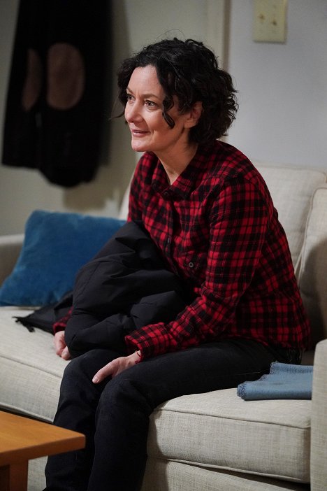 Sara Gilbert - Die Conners - Panic Attacks, Hardware Store and Big Mouth Billy Bass - Filmfotos