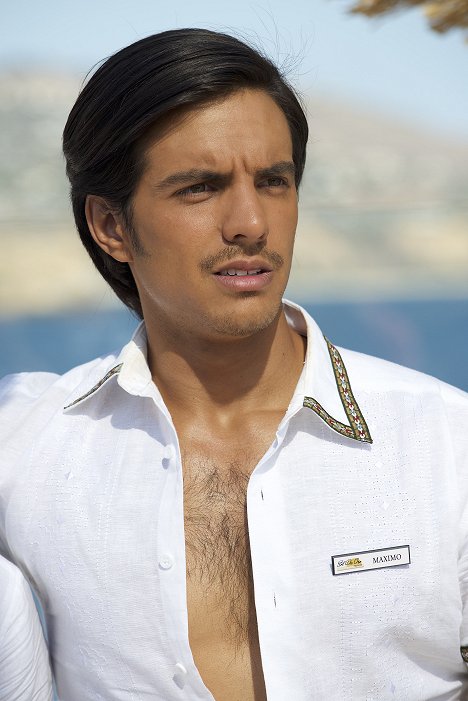 Vadhir Derbez - How to Be a Latin Lover - Film