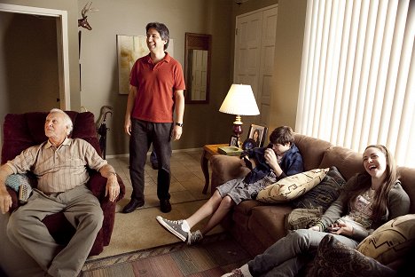 Robert Loggia, Ray Romano, Braeden Lemasters, Brittany Curran - Men of a Certain Age - Father's Fraternity - Filmfotos