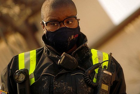 Aisha Hinds - 9-1-1 Notruf L.A. - Verschüttet - Filmfotos