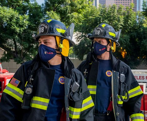 Ryan Guzman, Oliver Stark - 911 L.A. - Mi a panasza? - Filmfotók