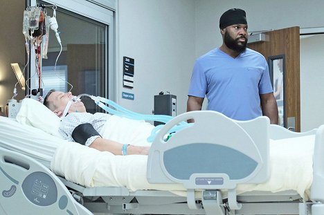 Tim Griffin, Malcolm-Jamal Warner - The Resident - Hero Moments - Photos