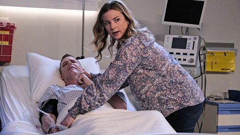 Tim Griffin, Emily VanCamp - The Resident - Hero Moments - Photos
