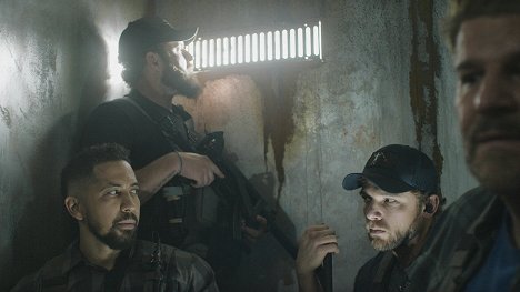 Neil Brown Jr., A. J. Buckley, Max Thieriot - SEAL Team - Machtspiele - Filmfotos