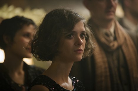 Liv Lisa Fries - Babylon Berlin - Episode 9 - Van film