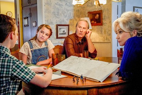 Raegan Revord, Craig T. Nelson, Annie Potts - Young Sheldon - A Musty Crypt and a Stick to Pee On - Photos