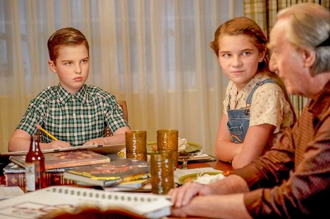 Iain Armitage, Raegan Revord, Craig T. Nelson - Young Sheldon - A Musty Crypt and a Stick to Pee On - Kuvat elokuvasta