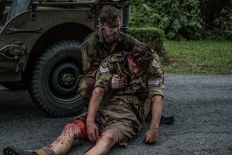 Luke Treadaway, Cameron Brown - The Singapore Grip - Survival Instinct - Do filme