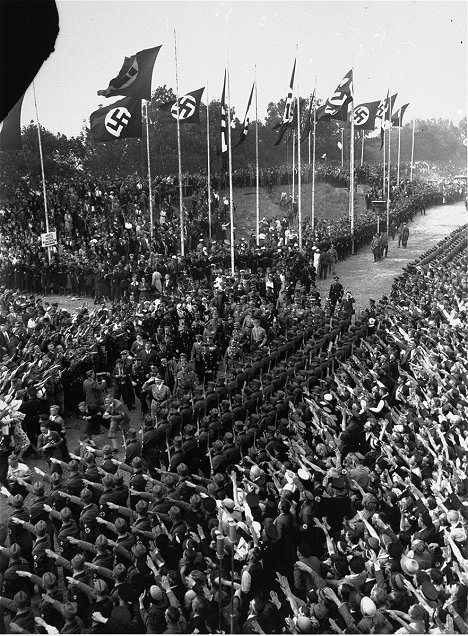 Adolf Hitler - Peklo: Vzestup a pád nacistů - 1933-1934: Rasová otázka - Z filmu