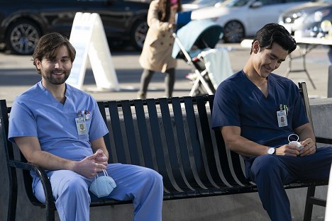 Jake Borelli, Alex Landi - Grey's Anatomy - It's All Too Much - Van film
