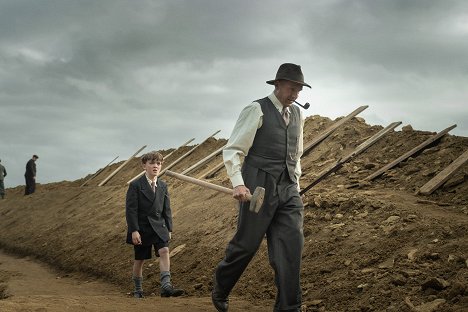 Archie Barnes, Ralph Fiennes - Die Ausgrabung - Filmfotos