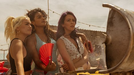 Lali Espósito, Yany Prado, Verónica Sánchez - Sky Rojo - Canapé en skaï rouge - Film
