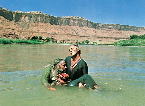 Ricardo Montalban, Terence Stamp - Inferno am Fluss - Filmfotos