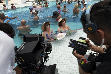 Annie Mumolo, Kristen Wiig - Barb y Star van a Vista del Mar - Del rodaje