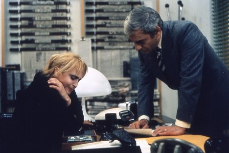 Laura Betti, Gian Maria Volonté - Sbatti il mostro in prima pagina - Filmfotos