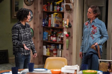 Sara Gilbert, Laurie Metcalf - The Conners - Cheating, Revelations and a Box of Doll Heads - Z filmu