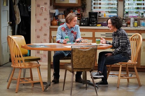 Laurie Metcalf, Sara Gilbert - The Conners - Cheating, Revelations and a Box of Doll Heads - Photos