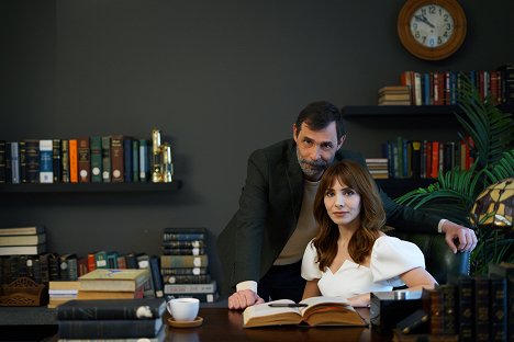 Erdal Beşikçioğlu, Nur Fettahoğlu - Kağıt Ev - Episode 1 - Werbefoto