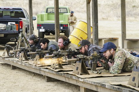 Scott Foxx, Justin Melnick, Tyler Grey, A. J. Buckley, Max Thieriot - SEAL Team - Kriegshelden - Filmfotos