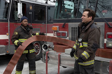 Daniel Kyri, Jon-Michael Ecker - Chicago Fire - Fluchtweg - Filmfotos