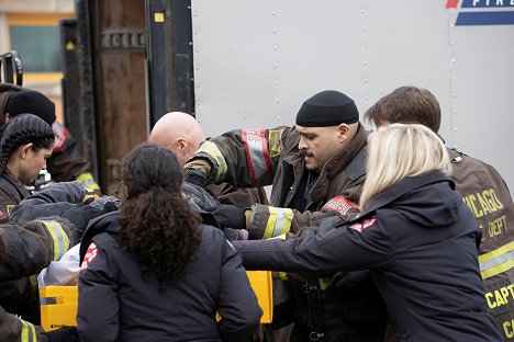 Joe Minoso - Chicago Fire - Double Red - Van film