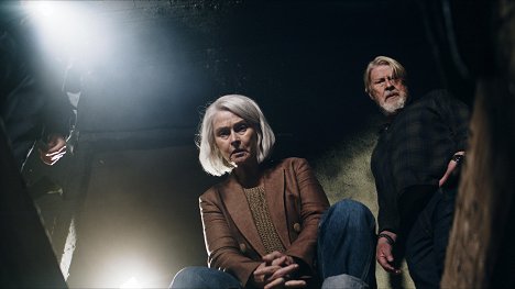 Lena Endre, Rolf Lassgård - Jägarna - Episode 2 - De la película
