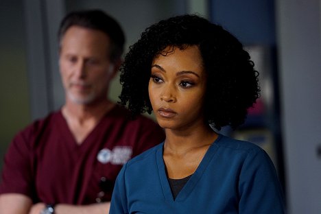 Yaya DaCosta - Chicago Med - Fathers and Mothers, Daughters and Sons - Z filmu