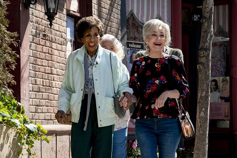 Marla Gibbs, Annie Potts - Young Sheldon - The Geezer Bus and a New Model for Education - Kuvat elokuvasta