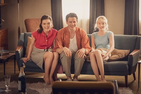 Sophie Cookson, James Norton, Ellie Bamber - The Trial of Christine Keeler - Episode 4 - Do filme